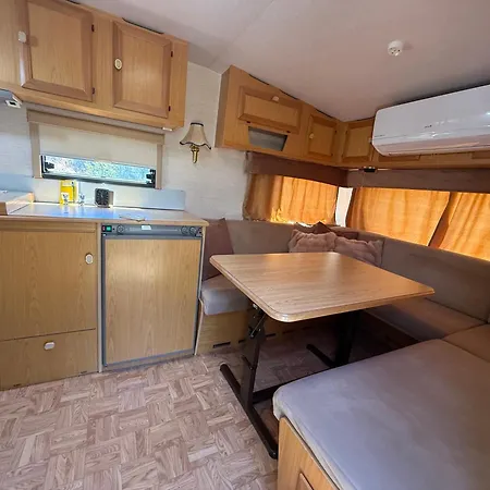 Caravan On The 营地